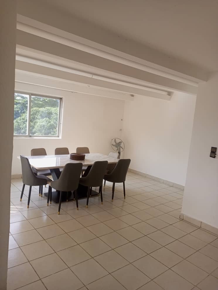 Salon de l’appartement meublé Nelye à Libreville
